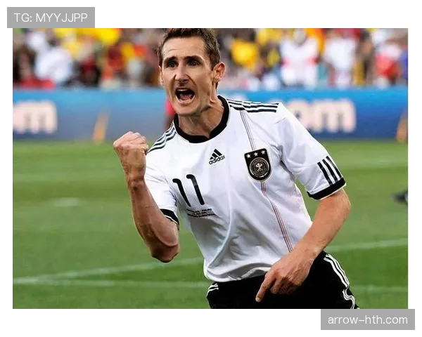 凯恩与本泽马：全能中锋的战术定位与结构差异解析